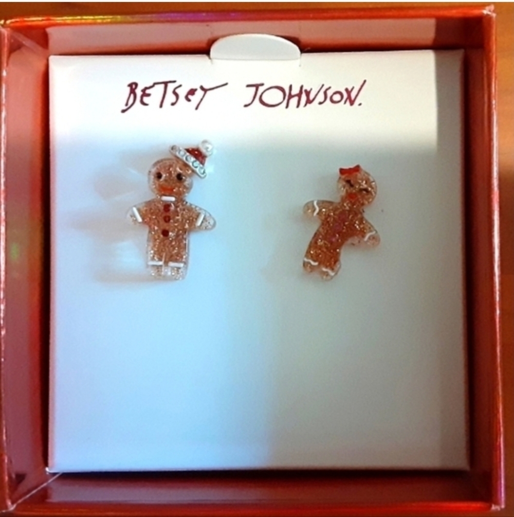 NWT Betsey JOHNSON GINGERBREAD BOY & GIRL EARRING SET/ WITH GIFT BOX!✨️🌟